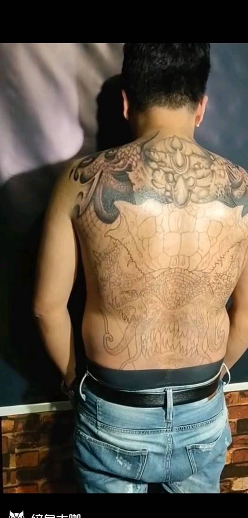 霸龙纹身图片_背部纹身图案