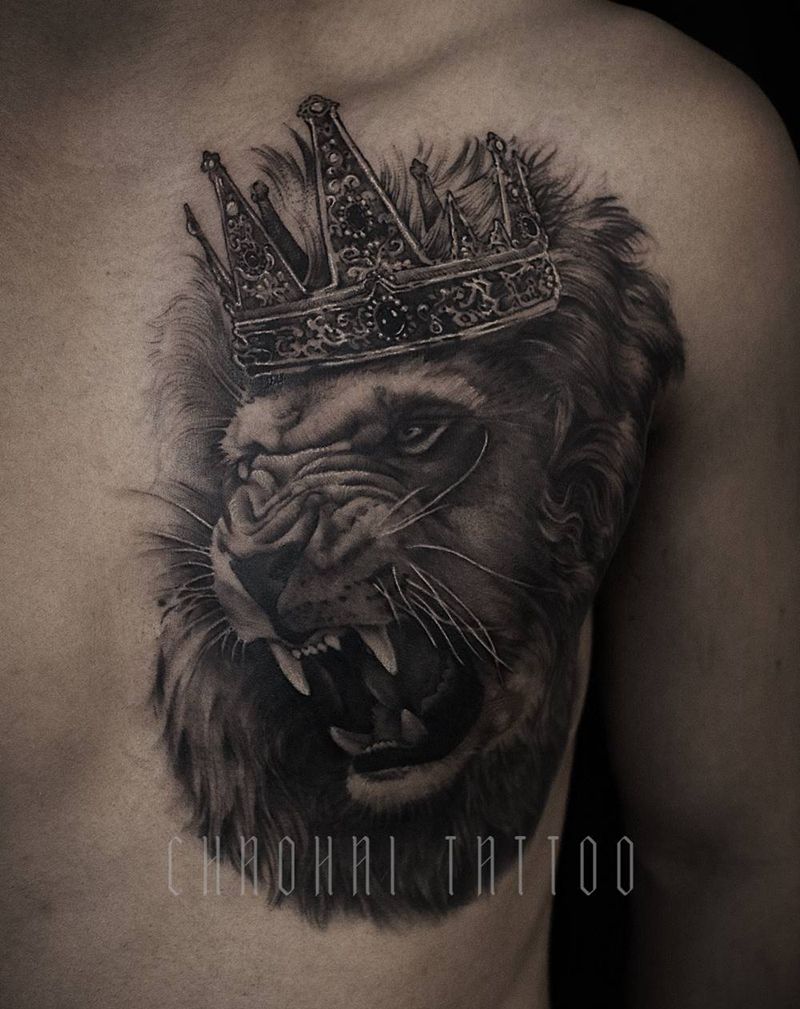 狮子纹身图片_胸部欧美写实皇冠纹身图案