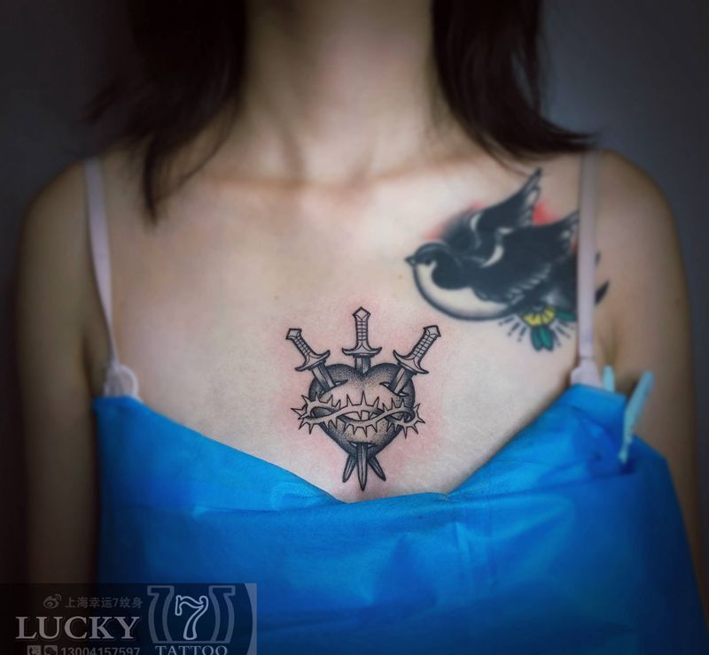 点刺心形|幸运7纹身纹身图片_胸部Old School点刺纹身图案