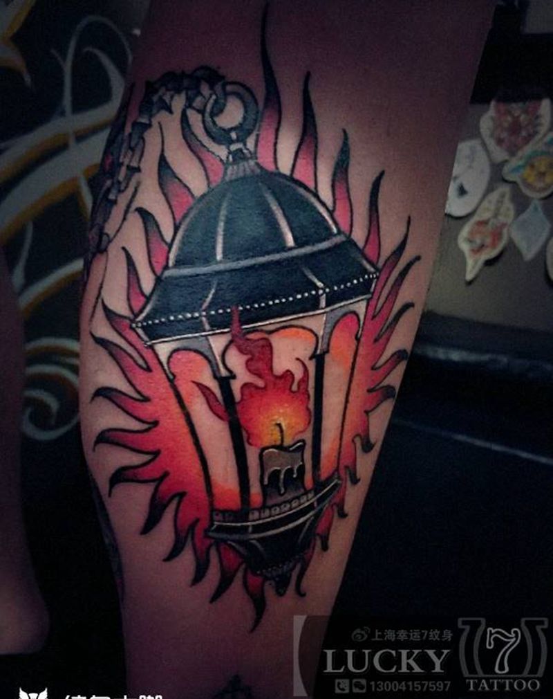 烛灯|飞蛾|幸运7纹身纹身图片_腿部欧美彩色成品纹身图案