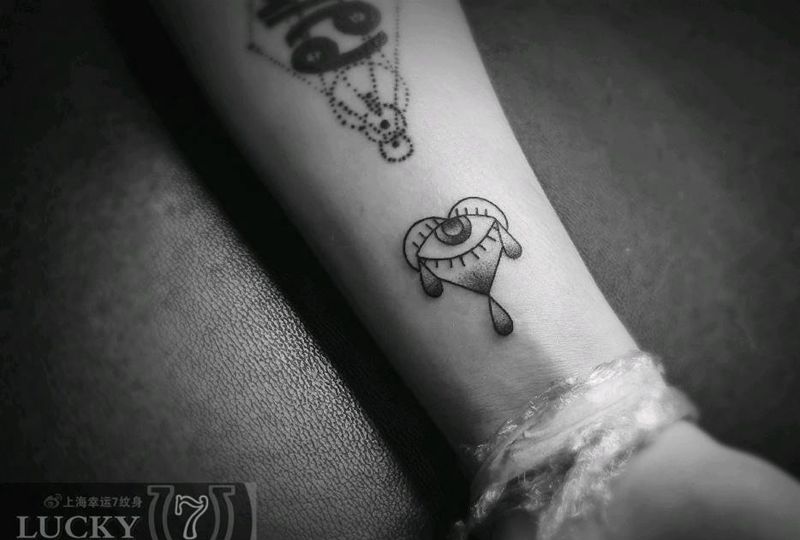 点刺眼|幸运7纹身纹身图片_手臂点刺纹身图案