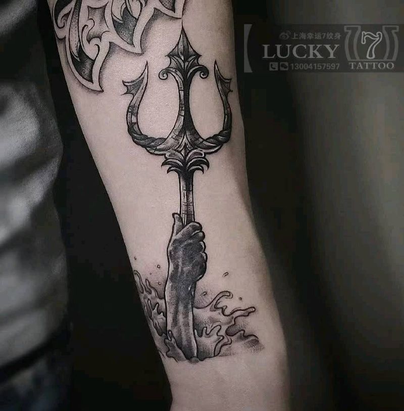 海王三叉戟|幸运7纹身纹身图片_手臂黑灰纹身图案