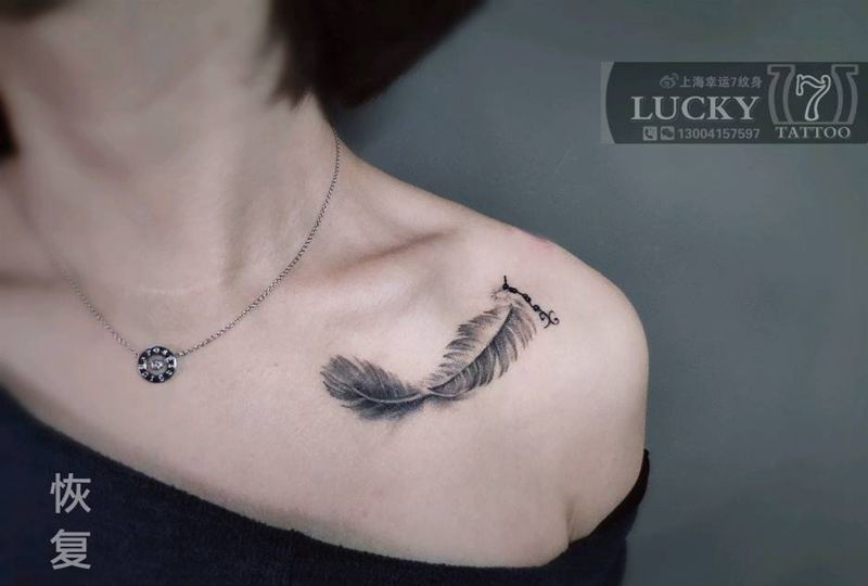 锁骨|羽毛|幸运7纹身纹身图片_锁骨黑灰纹身图案