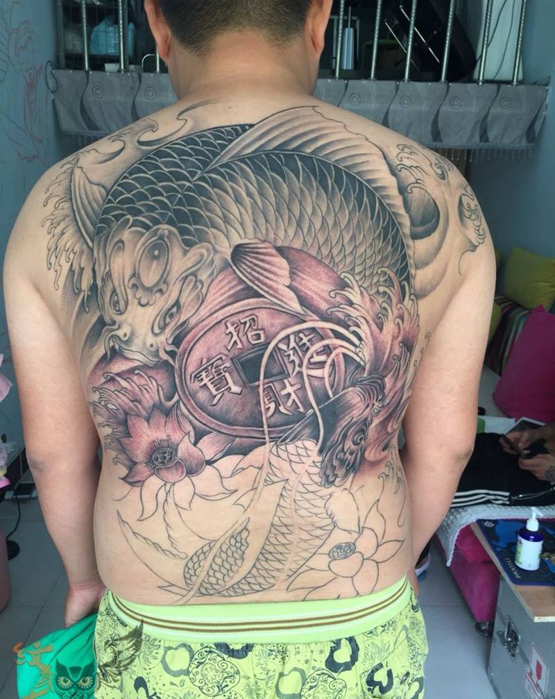 鲤鱼纹身图片_成品背部传统动物纹身图案