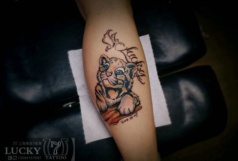 小老虎|幸运7纹身纹身图片_花体字小腿彩色纹身图案