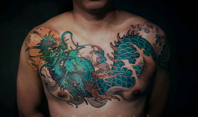 旭日青龙纹身图片_胸部新传统龙纹身图案