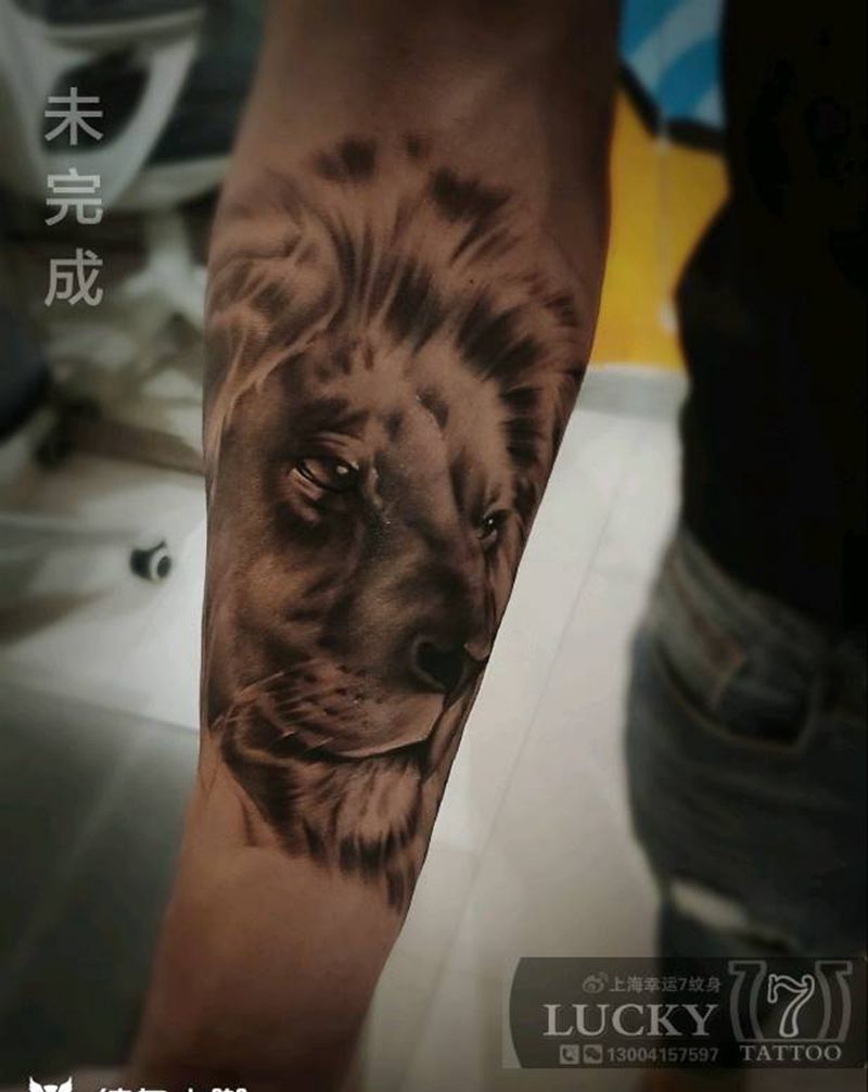 黑灰写实|狮子|幸运7纹身纹身图片_手臂欧美写实未完成纹身图案