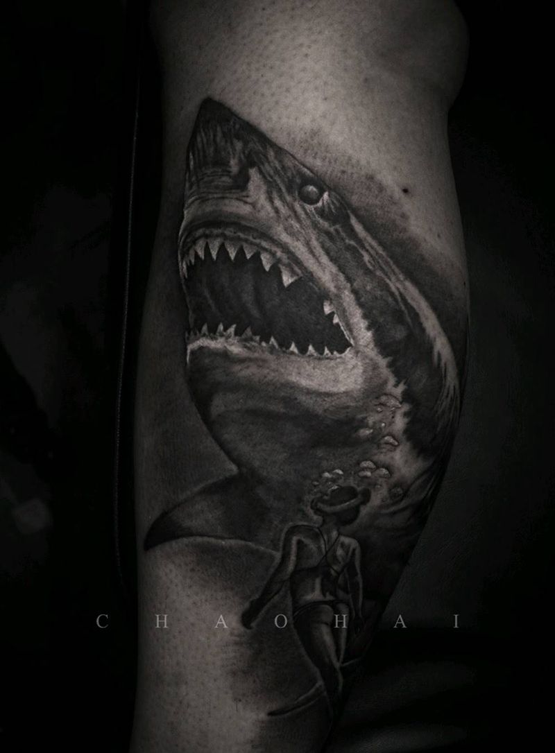 鲨鱼纹身图片_腿部欧美写实鲨鱼纹身图案