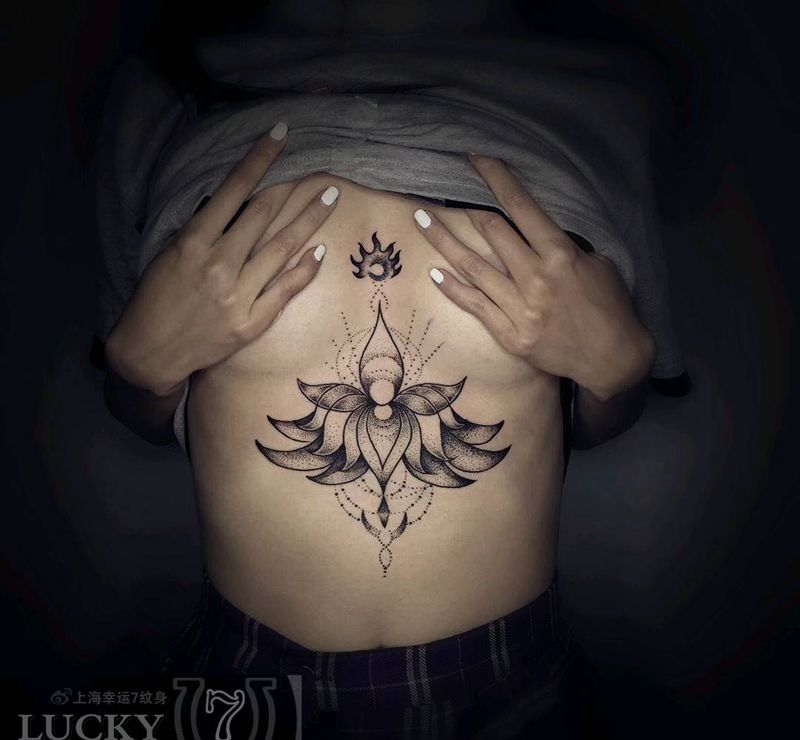 点刺|莲花|几何|幸运7纹身纹身图片_腹部清新几何点刺成品纹身图案