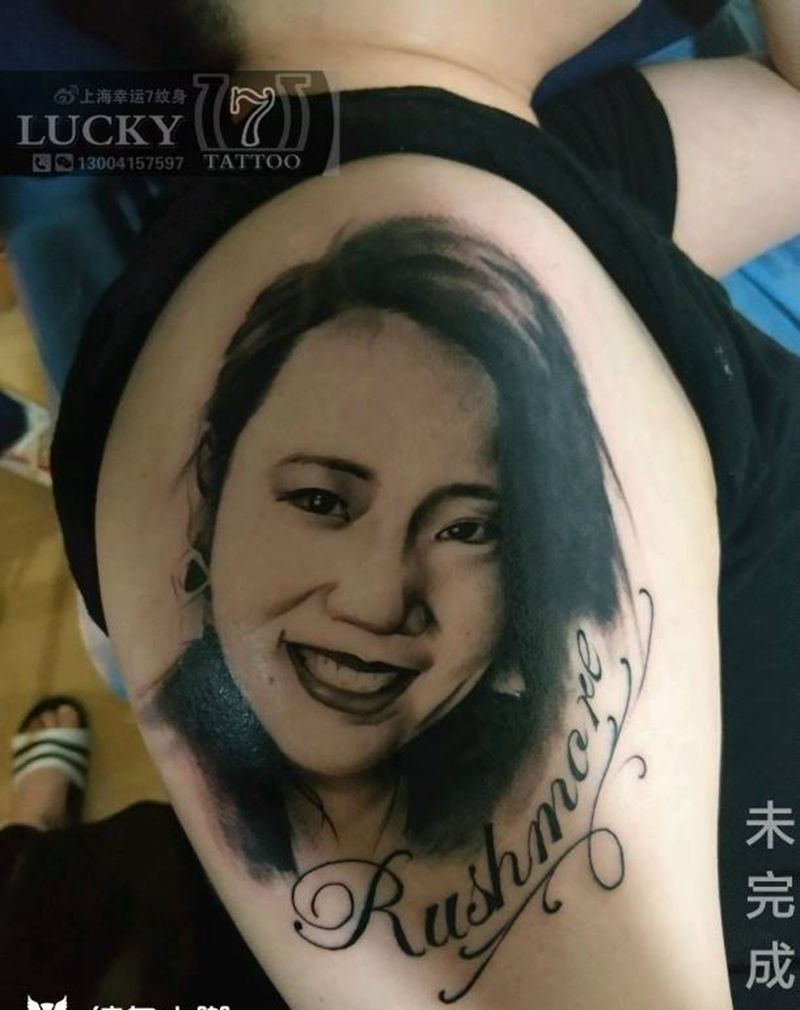 写实肖像|幸运7纹身纹身图片_手臂肖像写实人物黑灰成品纹身图案