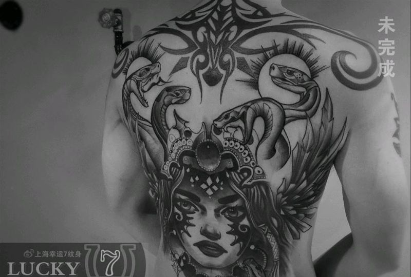 蛇女“美杜莎”|幸运7纹身纹身图片_背部New School未完成纹身图案