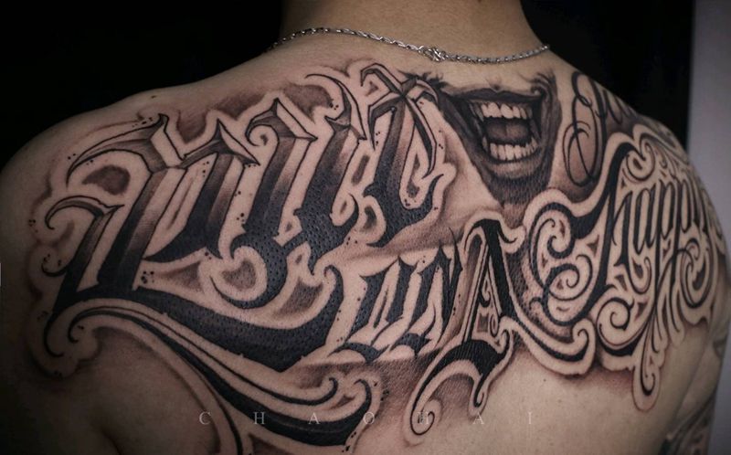 花体字纹身图片_背部花体字小丑纹身图案