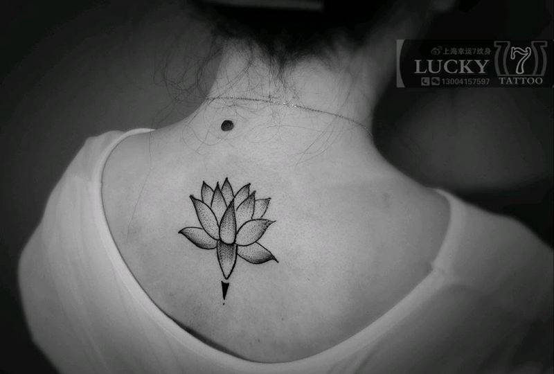 莲花|幸运7纹身纹身图片_背部点刺小清新纹身图案