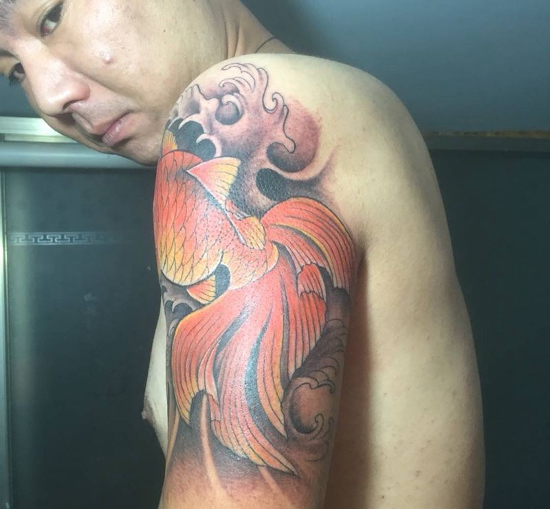 金鱼纹身图片_成品手臂传统动物纹身图案