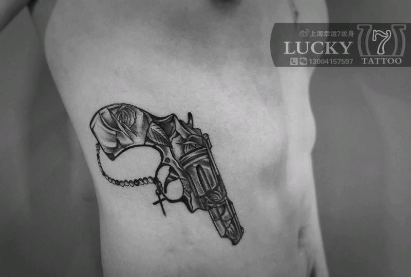 黑灰花枪|幸运7纹身纹身图片_腰部欧美写实黑灰纹身图案