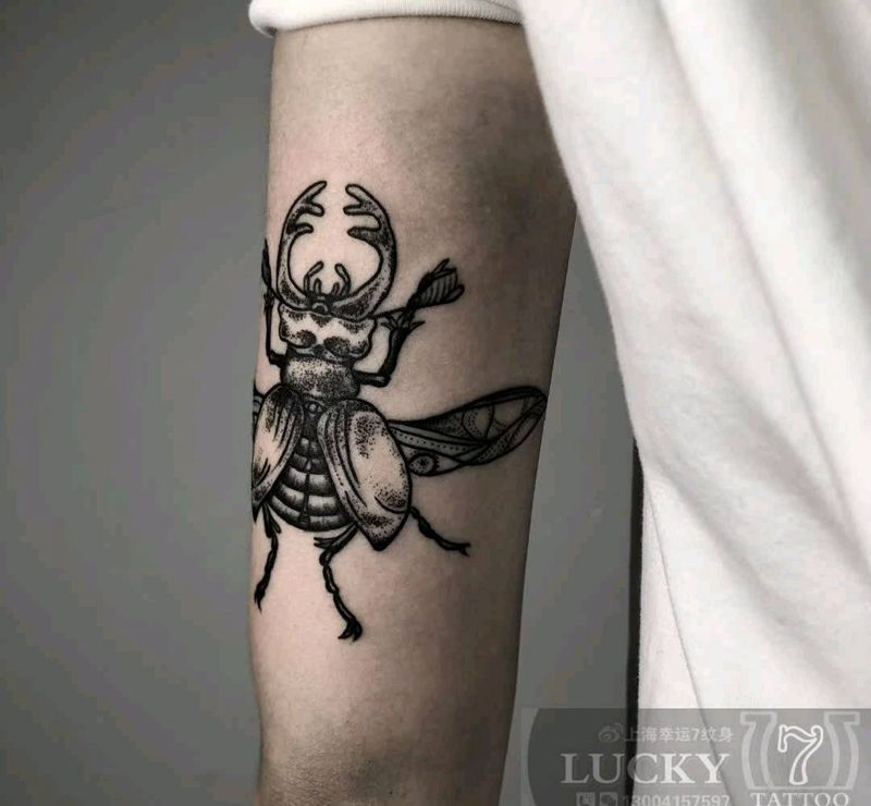 点刺|甲壳虫&蝴蝶|幸运7纹身纹身图片_手臂点刺纹身图案