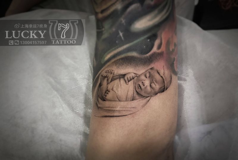 小素描|大头宝宝|幸运7纹身纹身图片_手臂欧美写实纹身图案
