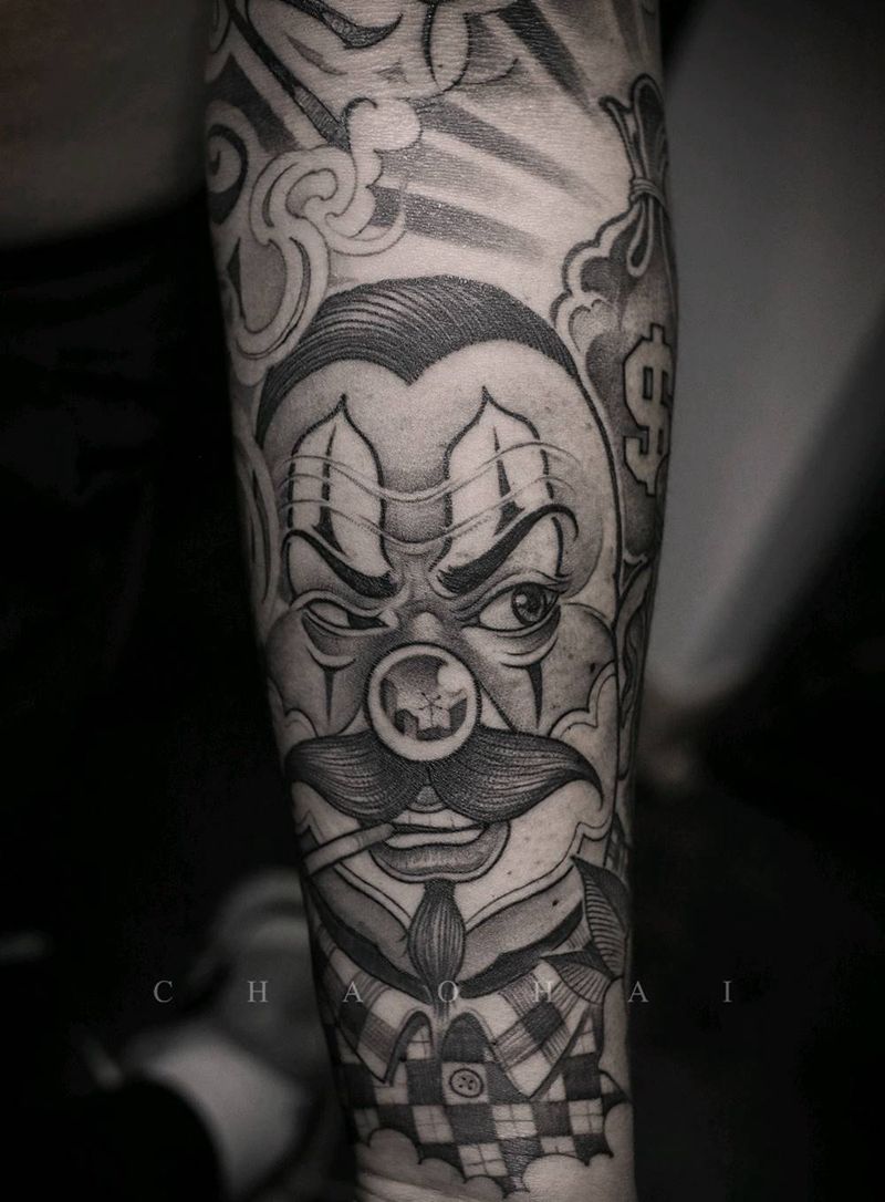 奇卡诺纹身图片_手臂欧美写实花体字小丑奇卡诺手枪纹身图案