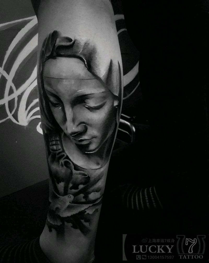 欧美黑灰|圣母|幸运7纹身纹身图片_欧美写实小腿纹身图案