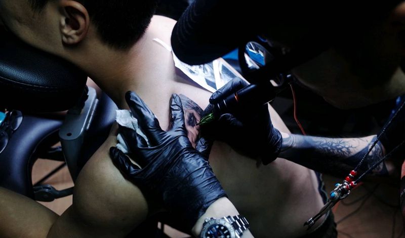 黑灰小丑相|幸运7纹身纹身图片_背部欧美写实纹身图案