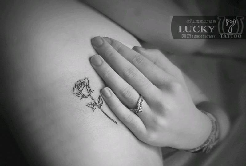 小玫瑰|幸运7纹身纹身图片_胸侧小清新纹身图案