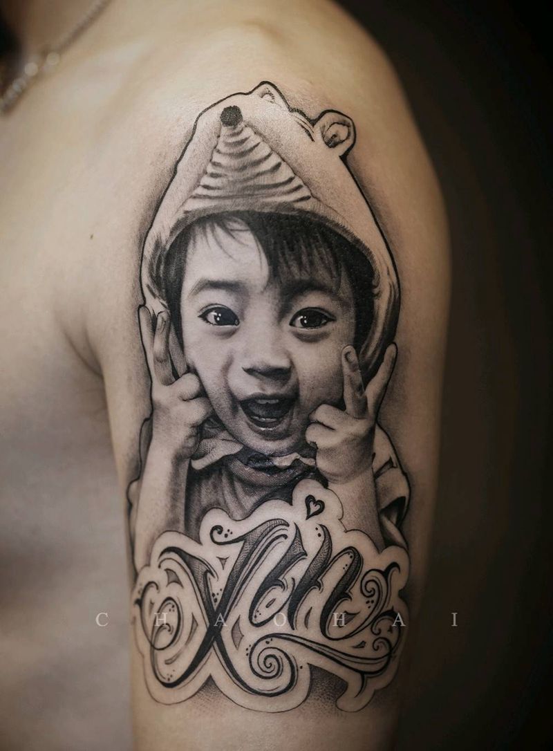 女儿肖像纹身图片_手臂欧美写实花体字肖像纹身图案