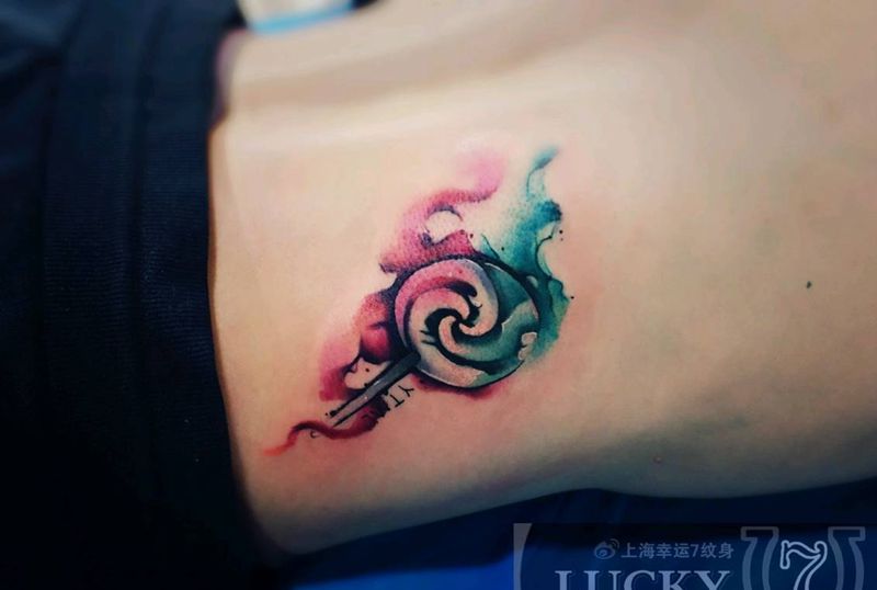 棒棒糖|彩色泼墨|幸运7纹身纹身图片_腰部清新泼墨成品纹身图案