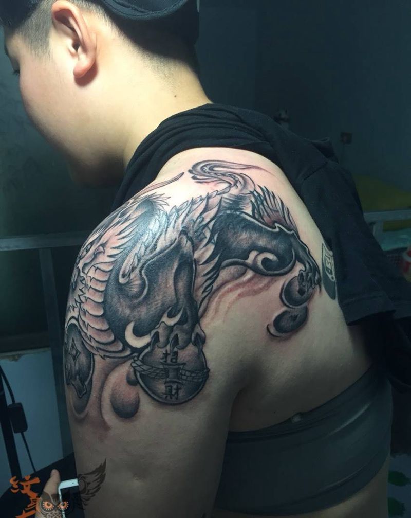 遮盖纹身图片_成品肩部传统动物纹身图案