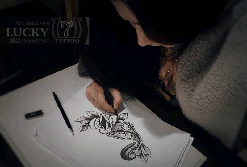 添加设计玫瑰与蛇|幸运7纹身纹身图片_手臂New School纹身图案