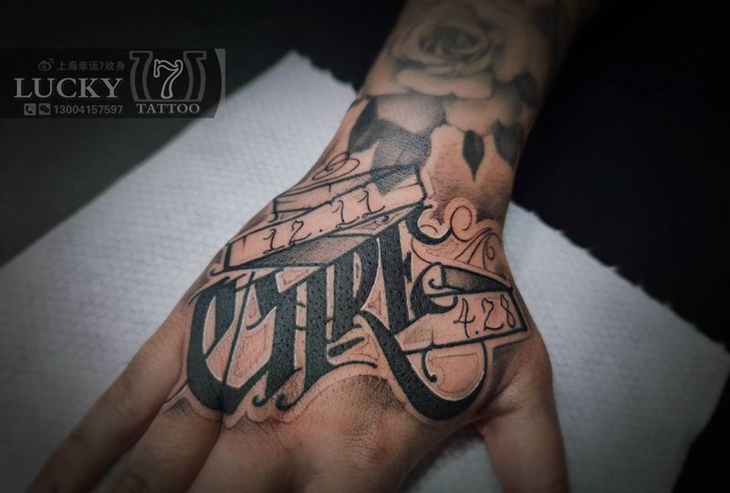 手背花体字|幸运7纹身纹身图片_手部花体字纹身图案