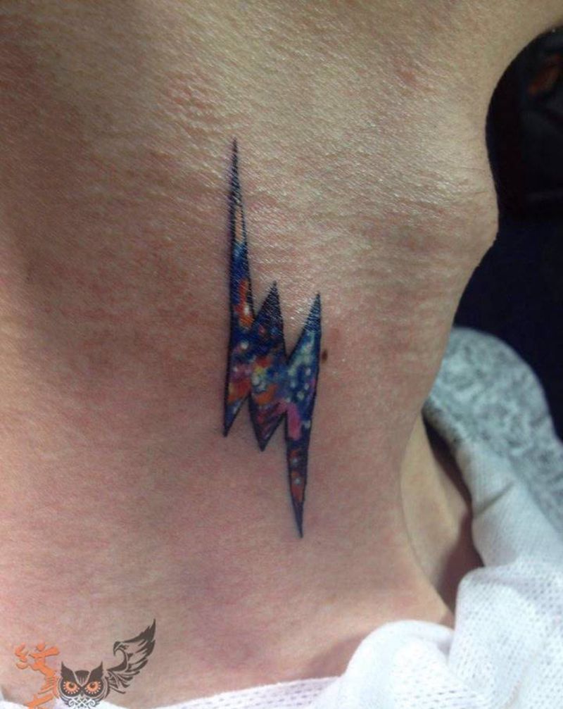 小闪电纹身图片