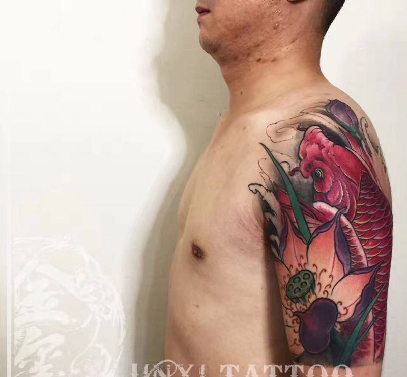 大臂鲤鱼配荷花纹身图片