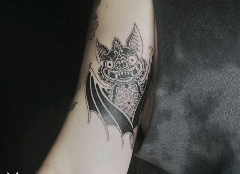 蝙蝠纹身图片_手部点刺图腾纹身图案