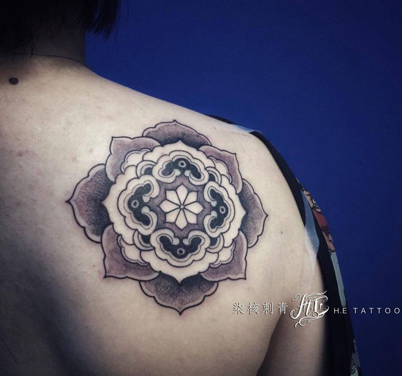 如意纹身图片_肩部背部点刺图腾如意纹身图案