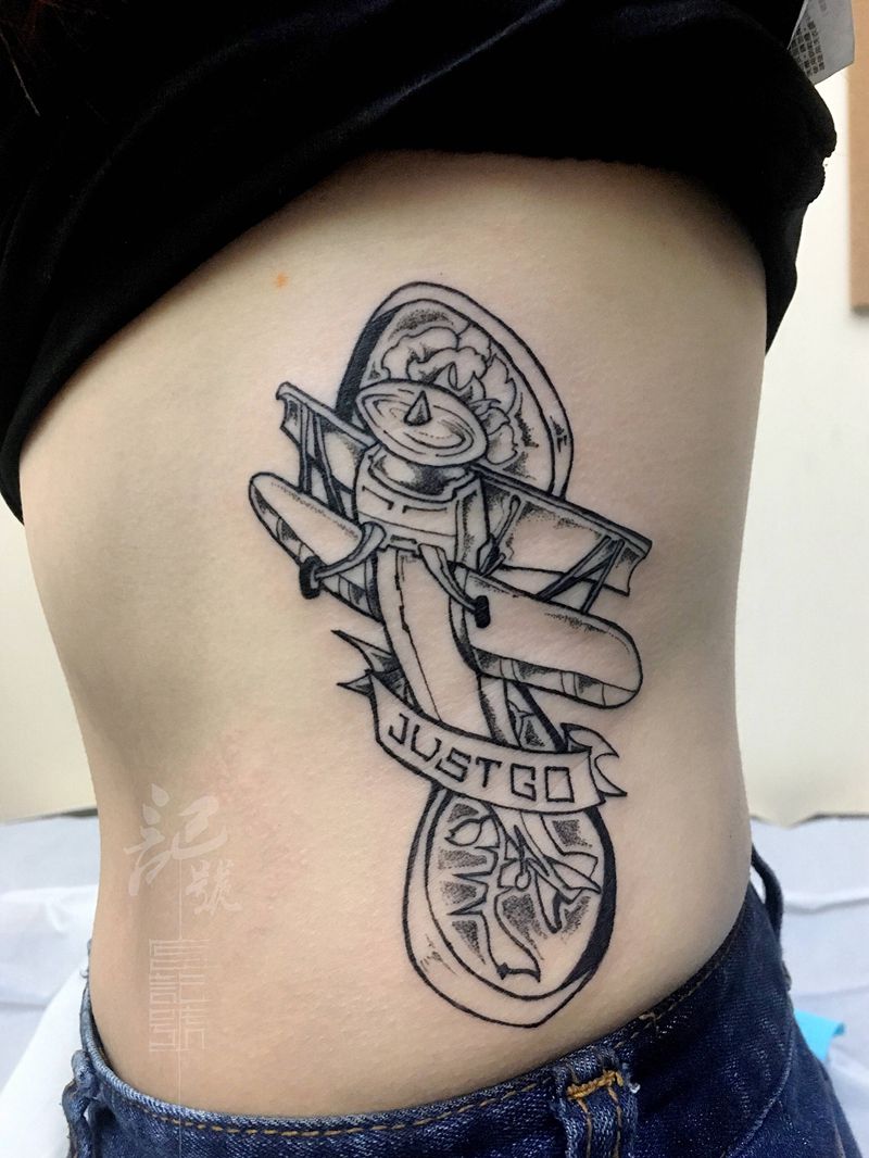 小灰机纹身图片_手臂腿部点刺图腾纹身图案