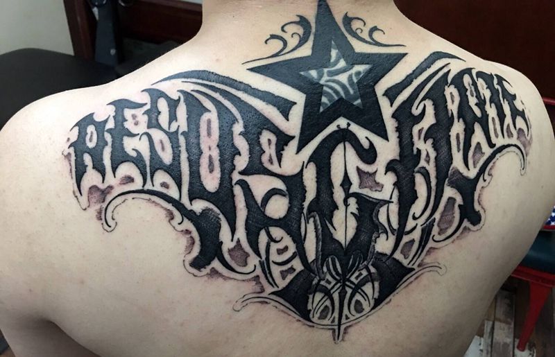 添加，修改纹身图片_胸部花体字纹身图案