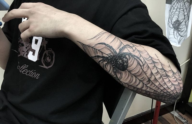 蜘蛛纹身图片_腰部腿部欧美写实纹身图案