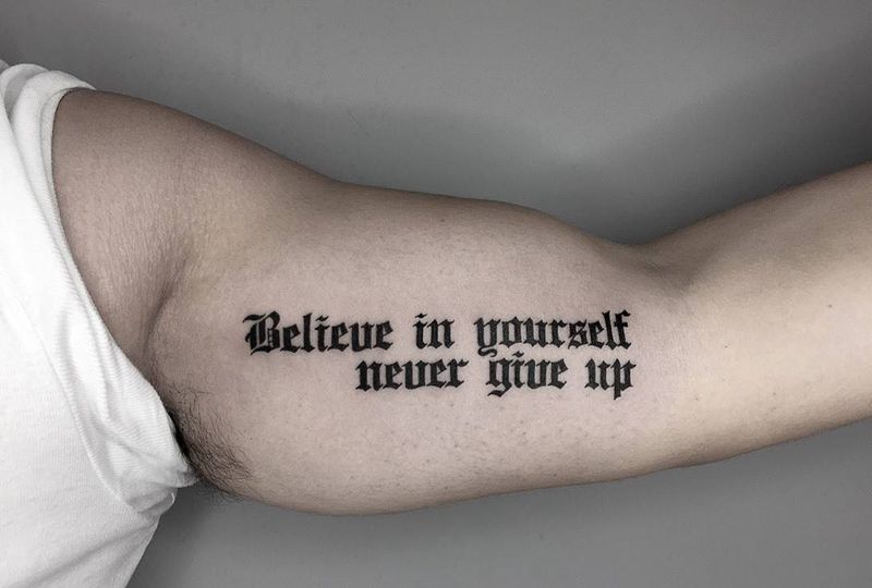 哥特字体纹身图片_成品手臂手部欧美清新习俗字符纹身图案