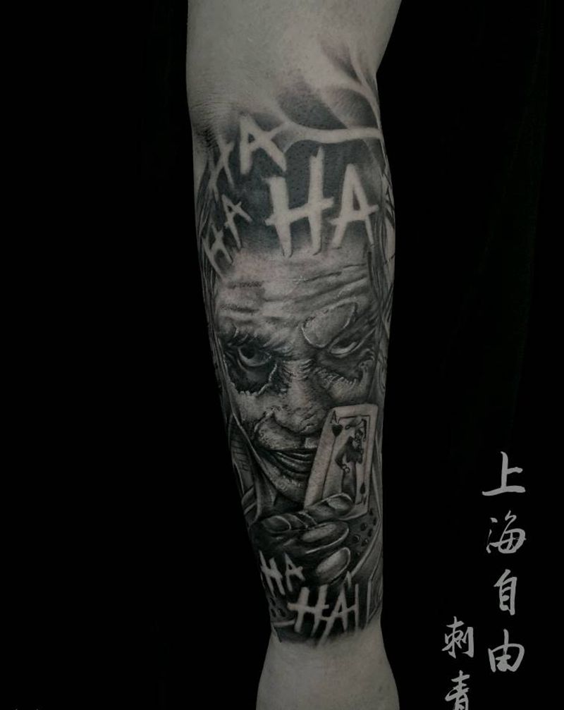 小丑纹身图片_手臂欧美写实小丑纹身图案