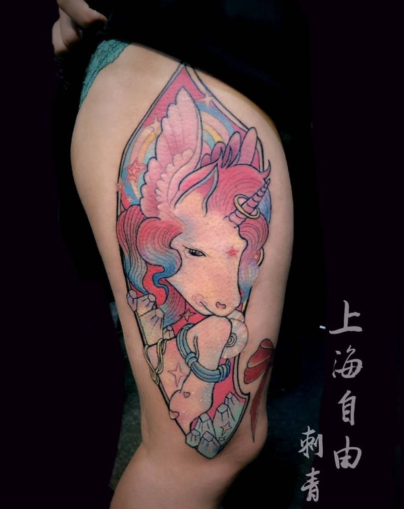 独角兽纹身图片_臀部欧美写实独角兽马卡龙纹身图案