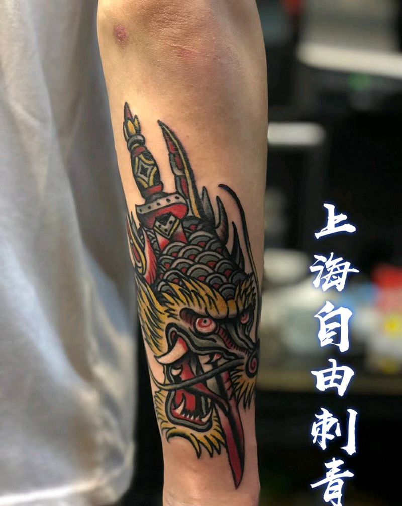 龙头纹身图片_手臂Old School龙头匕首纹身图案