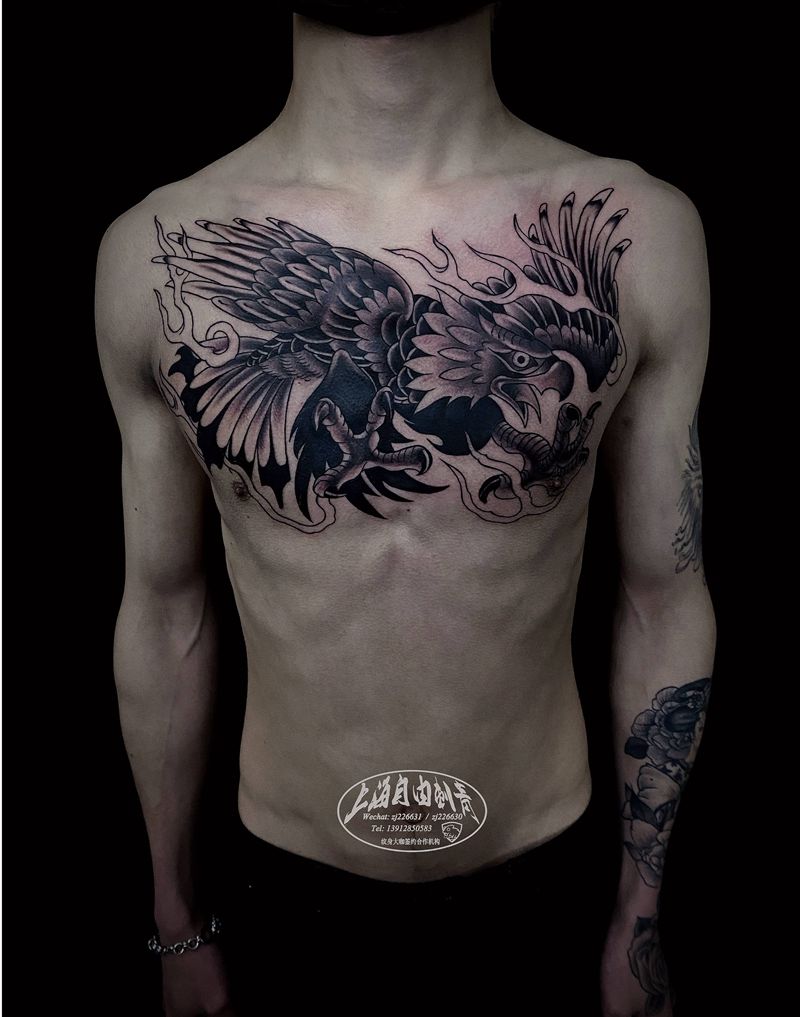 鹰纹身图片_胸部Old School纹身图案