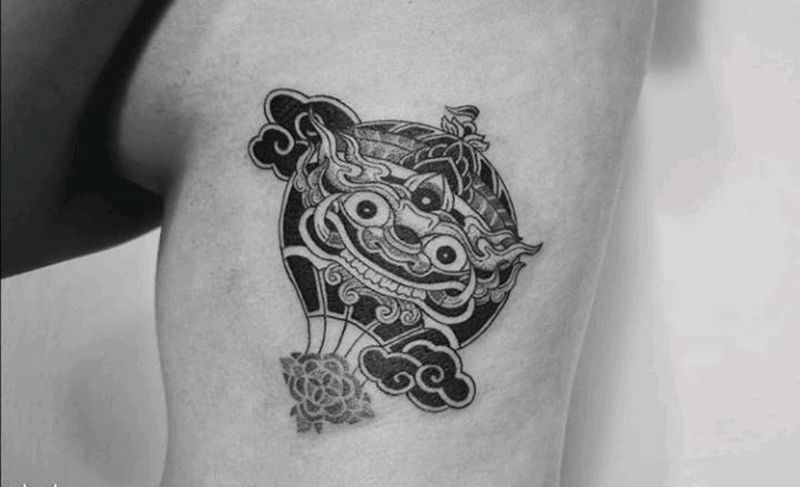 Blackwork纹身图片_腰部点刺纹身图案