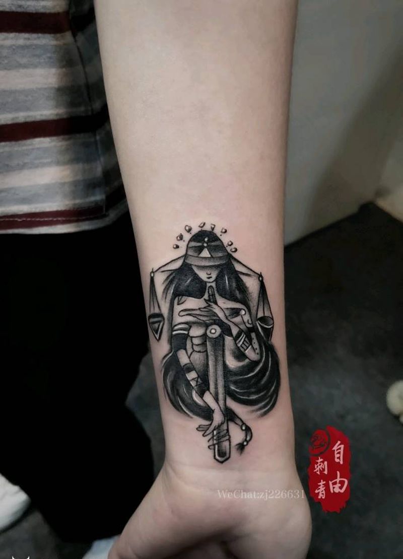 天平女纹身图片_手臂欧美写实New School天瓶座纹身图案