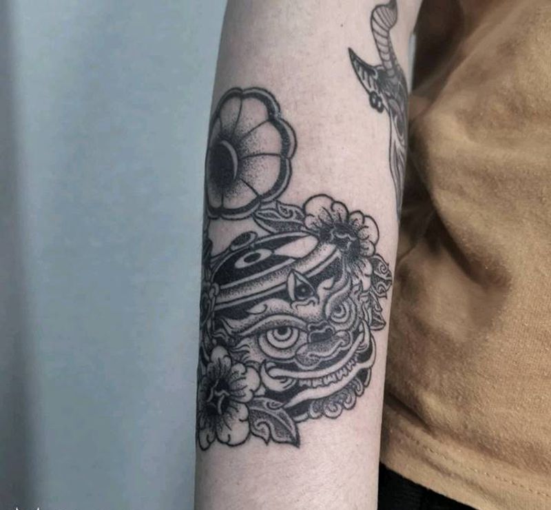 黑胶唱片机纹身图片_点刺纹身图案