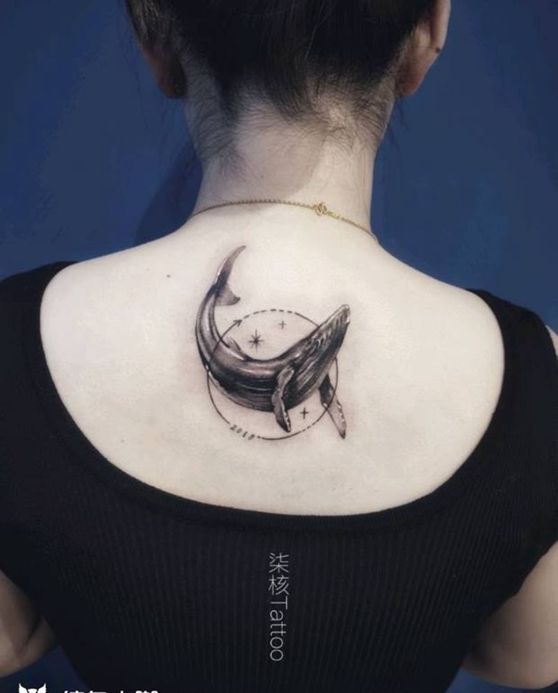起源与重生纹身图片_颈部背部欧美写实鲸鱼纹身图案