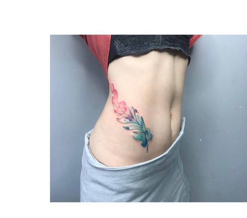 水彩羽毛纹身图片_成品腰部清新水彩羽毛纹身图案