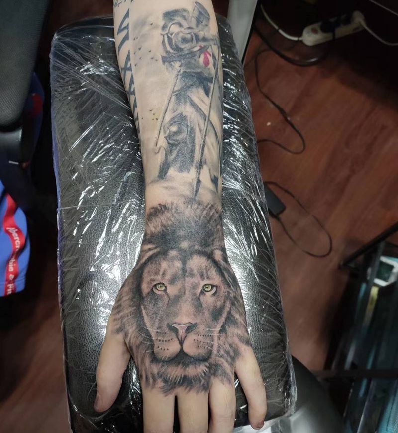 狮子纹身图片_手部欧美写实纹身图案