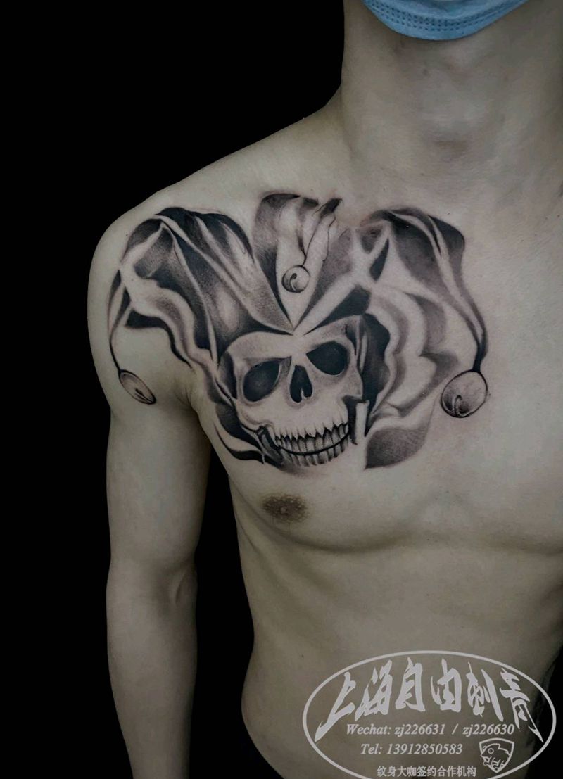 小丑帽纹身图片_胸部欧美写实骷髅纹身图案