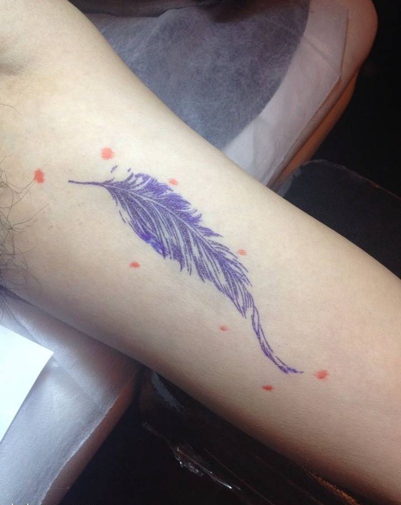 低调的小羽毛！纹身图片